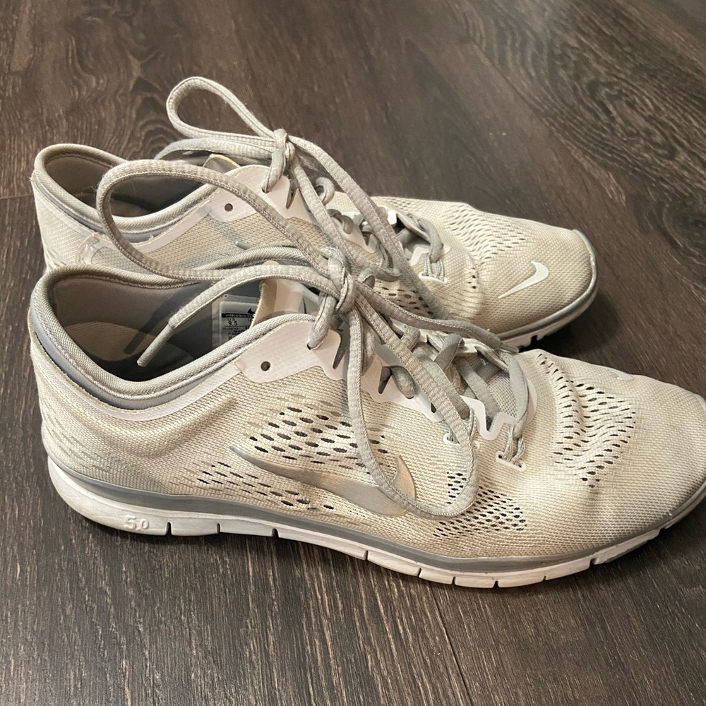 Nike women’s 9.5 tennis shoes